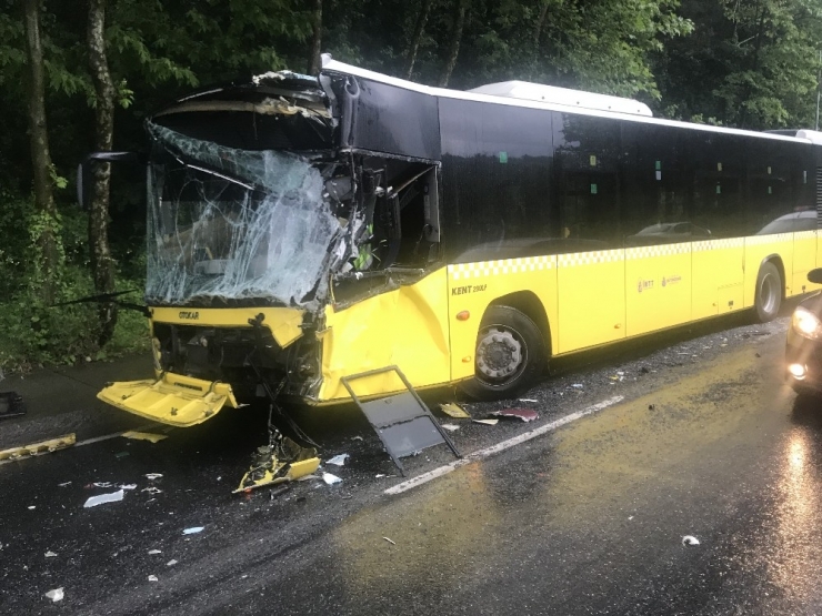 Sarıyer’de İett Otobüsü, Öndeki Otobüse Çarptı; 2 Yaralı
