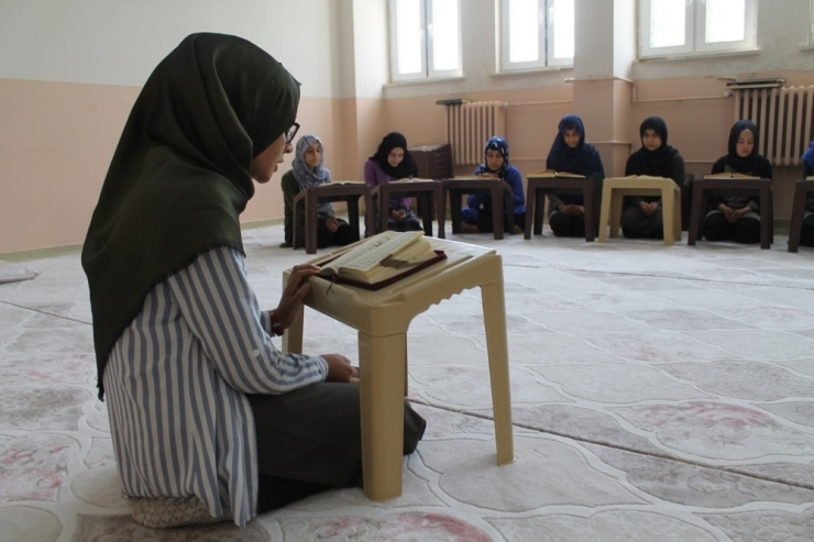 Silopi’de Öğrenciler Okulda Mukabele Yapıyor