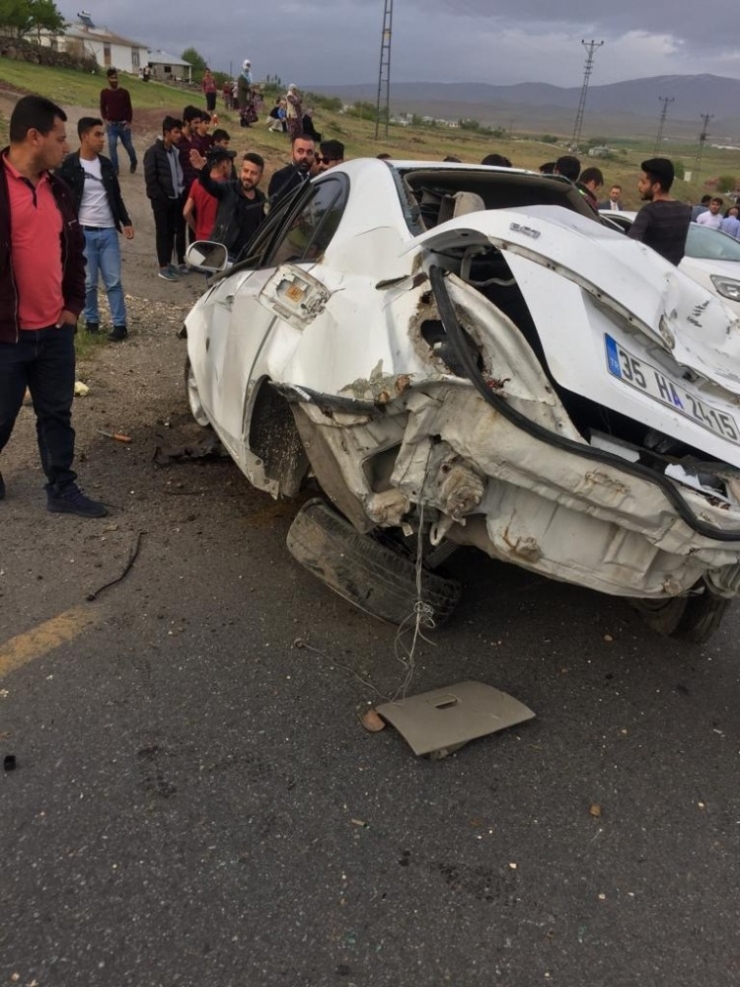 Van’da İki Otomobil Çarpıştı: 3 Yaralı