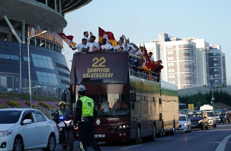 Galatasaray Kafilesi Üstü Açık Otobüsle Stada Geldi