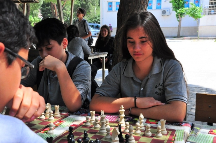 Manisa’da Satranç Turnuvası Ödülleri Sahiplerini Buldu