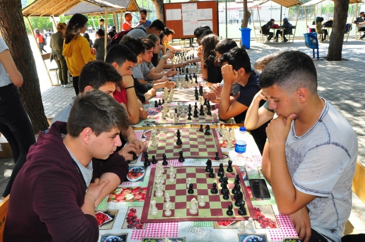 Manisa’da Satranç Turnuvası Ödülleri Sahiplerini Buldu