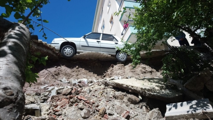 Başkent’te İstinat Duvarı Çöktü, Otomobil Asılı Kaldı