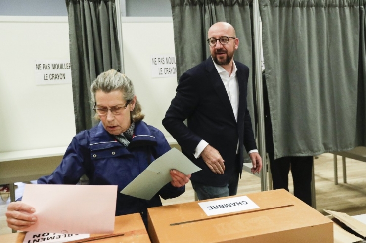 Belçikalı Seçmenler Ap Ve Yerel Seçimler İçin Sandık Başında
