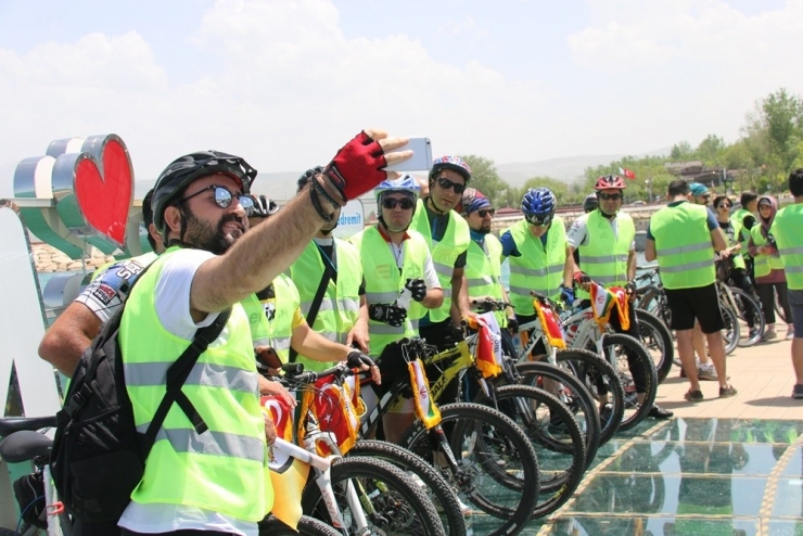 Bisikletli İranlı Turistler Van Turlarını Tamamladılar
