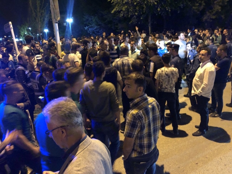 Bursaspor Taraftarı Kulüp Tesisleri Önünde Toplanmaya Başladı