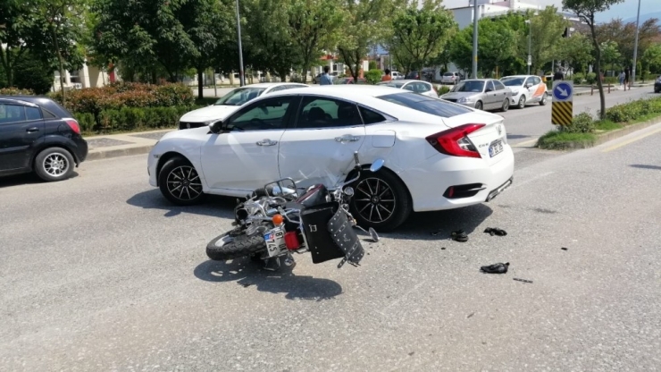 Motosiklet İle Otomobil Çarpıştı: 1 Yaralı