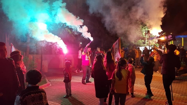 Emet’te Galatasaray Taraftarları Kutlama Yaptı