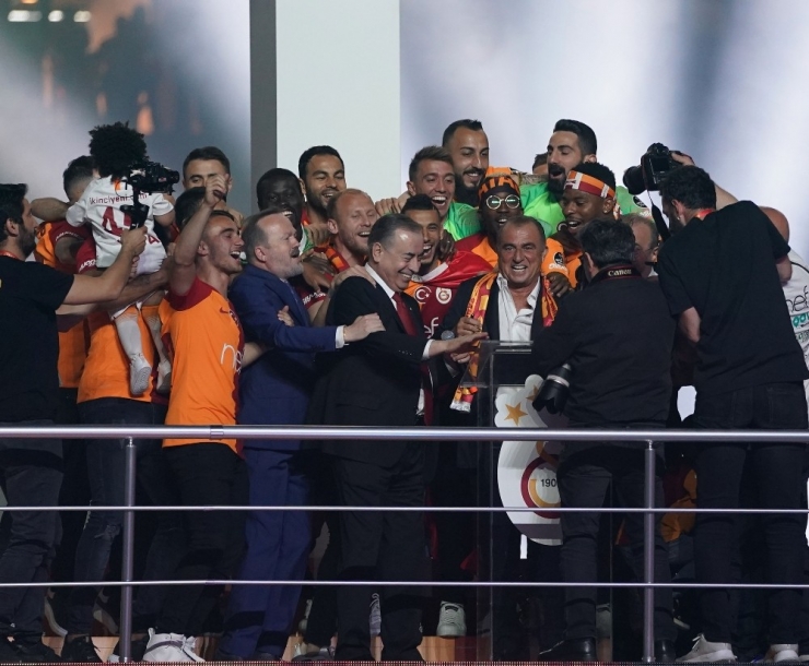 Galatasaray, Teknik Direktör Fatih Terim İle 5 Yıllık Sözleşme İmzaladı.