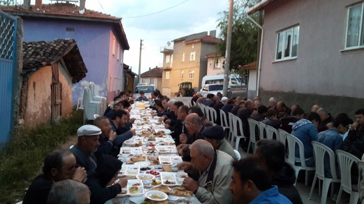 Köy Muhtarından 400 Kişilik İftar Yemeği