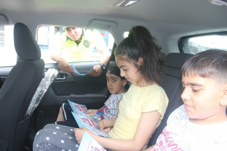 Hakkari Polisi Çocuklara ‘Sürücü Karnesi’ Dağıttı