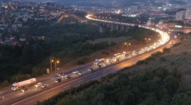 Kocaeli’de Dönüş Yoğunluğu: Trafik Durma Noktasına Geldi