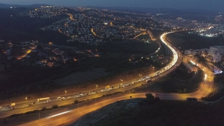 Kocaeli’de Dönüş Yoğunluğu: Trafik Durma Noktasına Geldi