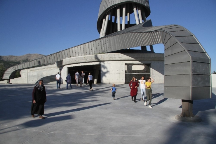9. Cumhurbaşkanı Demirel’in Anıt Mezarı’na Bayram Tatilinde Ziyaretçi Akını