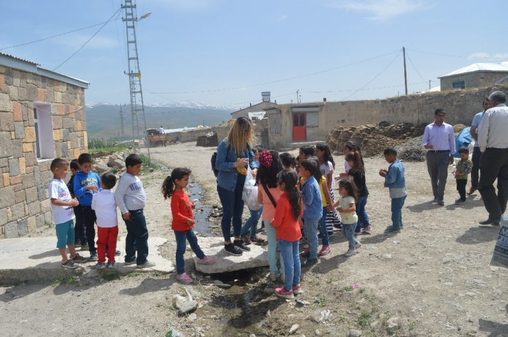 Bayramda Eski Öğrencilerini Sevindirdi