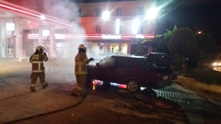 Burhaniye’de Akaryakıt İstasyonundaki Araç Yangını Korkuttu