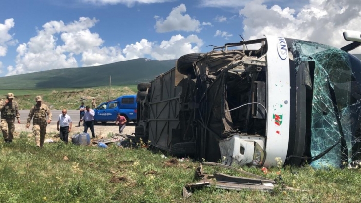 Ardahan’da Yolcu Otobüsü Devrildi: 1 Ağır 6 Yaralı
