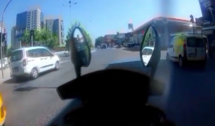 Bakırköy’de Tek Tekerlek Üzerinde Kalkış Yapan Motosikletlinin Kazası Kamerada