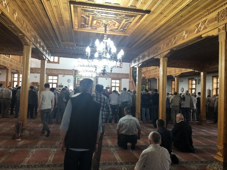 Cami Cemaati Halıların Yenilenmesini İstedi