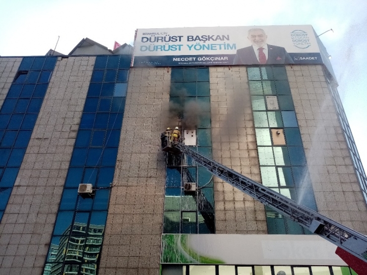 Cevizlibağ’da İş Merkezinde Korkutan Yangın