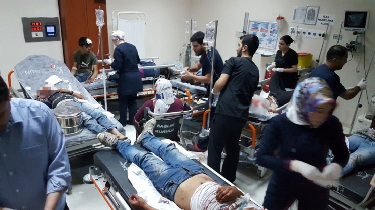 Diyarbakır’da Tarım İşçilerini Taşıyan Kamyonet Devrildi: 35 Yaralı