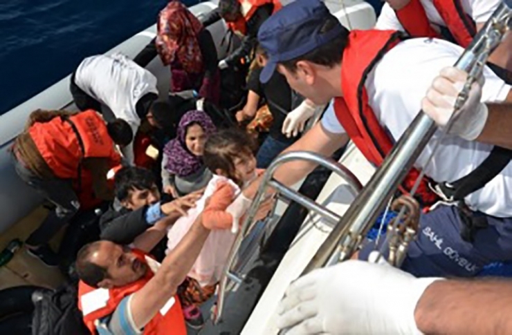 Bir Bota 53 Kişi Binen Ve Sürüklenen Göçmenler Facianın Eşiğinden Döndü
