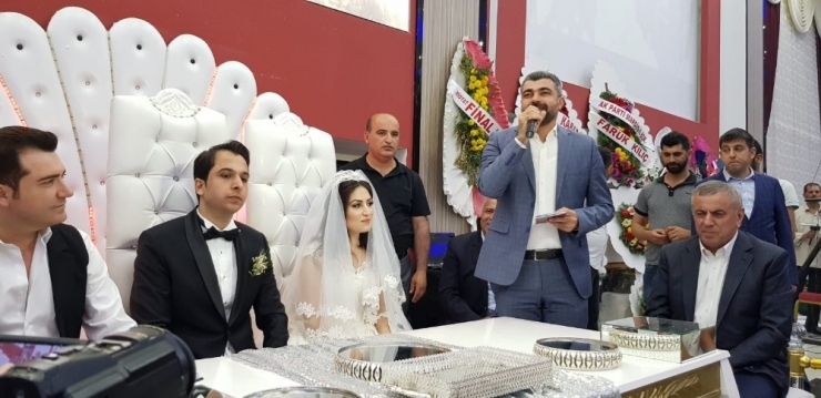 Düğünde Binali Yıldırım’a Destek Sözü Veren Gelin Evlilik Cüzdanını Kaptı