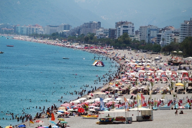 Antalya’da Sahillerde Hafta Sonu Yoğunluğu