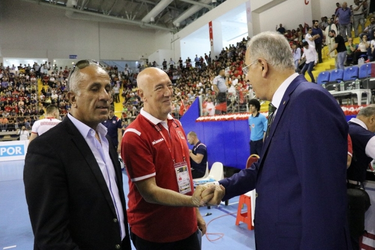 Voleybol Federasyonu Başkanı Üstündağ’a Ödül