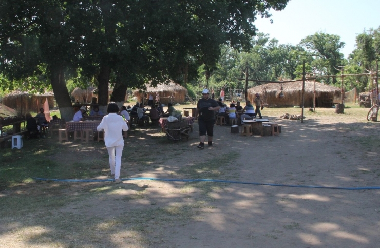 Karacabey Longozunda Tatil Yoğunluğu