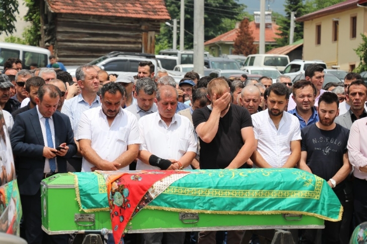 Kollarında Titreme Şikayetiyle Hastaneye Giden Genç Kız 3 Gün Sonra Yaşamını Yitirdi
