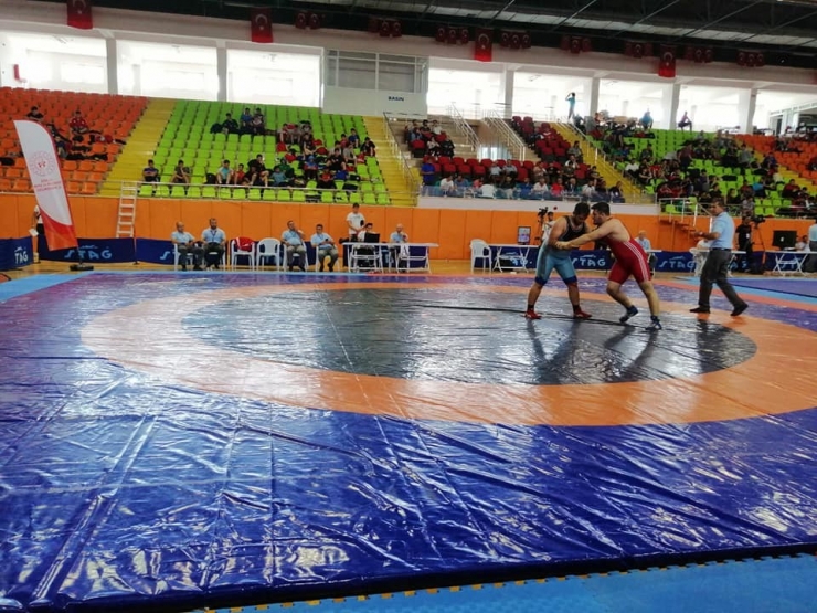 Güreş Türkiye Şampiyonası Elazığ’da Başladı