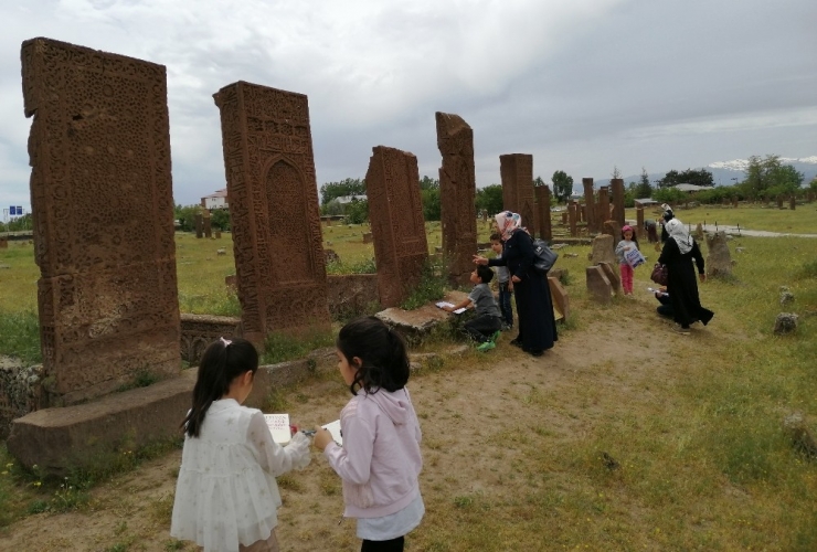 Bitlisli Öğrenciler Tarihi Mezarlıkta Ders Yaptı