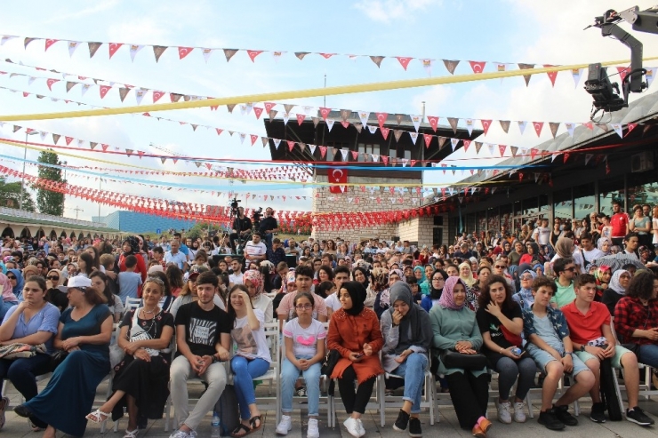 ‘Merkezefendi Geleneksel Tıp Festivali’nde Vatandaşlar Mesir Macununu Kapabilmek İçin Birbirleriyle Yarıştı