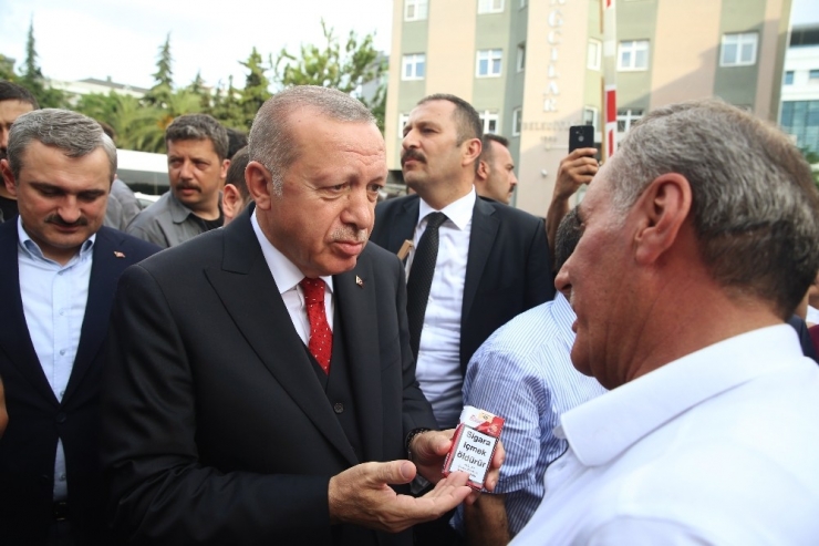 Cumhurbaşkanı Erdoğan, Bir Vatandaşın Paketini Alarak Sigarayı Bırakmasını İstedi