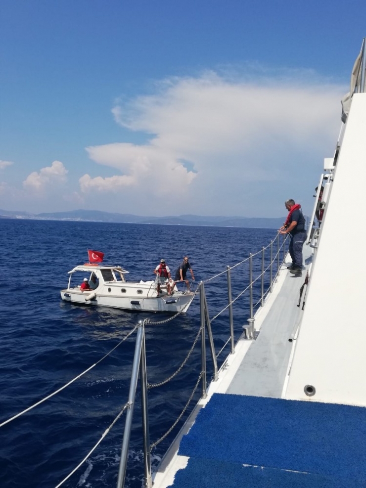 Yunan Adalarına Sürüklenen Türk Teknesini Sahil Güvenlik Ekipleri Kurtardı