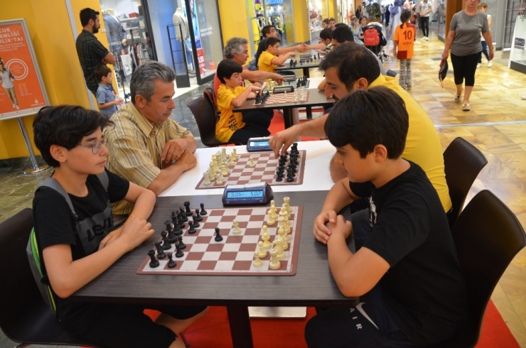 Babalar Ve Oğulları Satranç Turnuvasında Buluştu