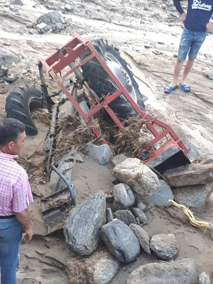 Alaşehir’de Dere Taştı Sel Suları 2 Traktörü Sürükledi