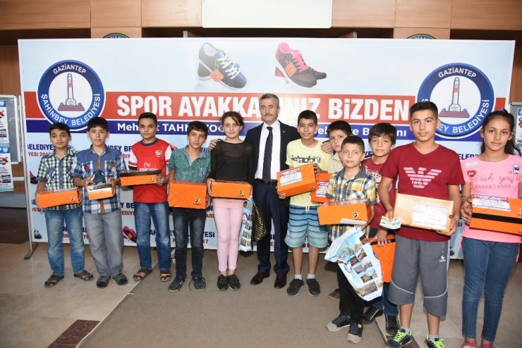 Şahinbey Belediyesi’nden Öğrencilere Karne Hediyesi Spor Ayakkabı