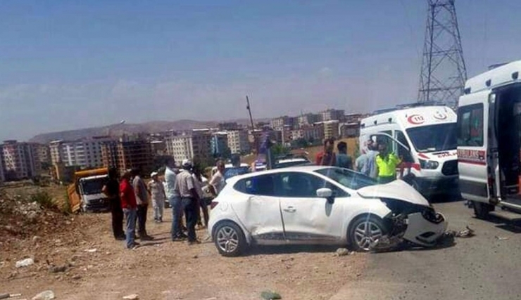 Siirt’te Otomobil İle Kamyon Çarpıştı: 10 Yaralı