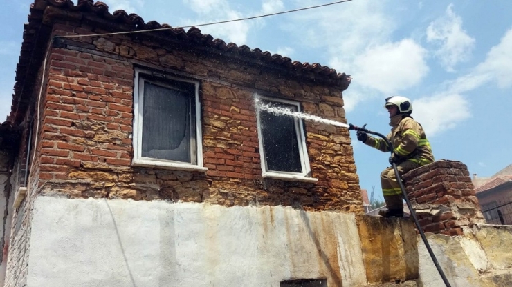 Burhaniye’de Çıkan Yangında Bir Ev Kül Oldu