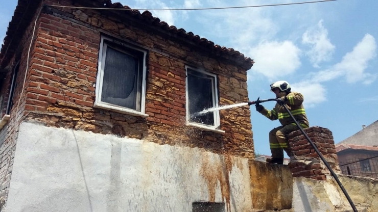 Burhaniye’de Çıkan Yangında Bir Ev Kül Oldu