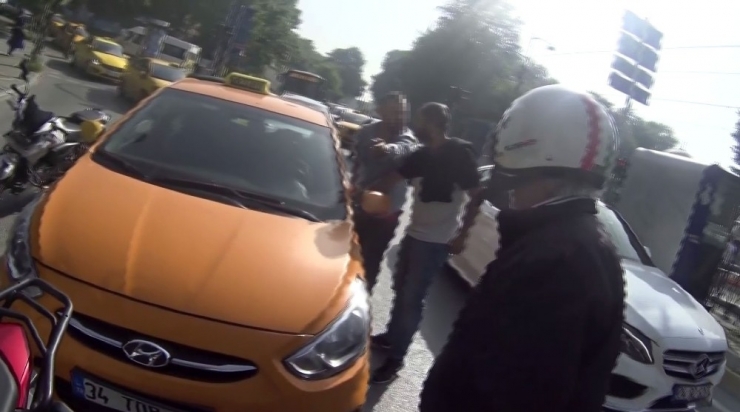 Taksici İle Motosikletlinin “Plaka Yamuldu” Kavgası Kamerada