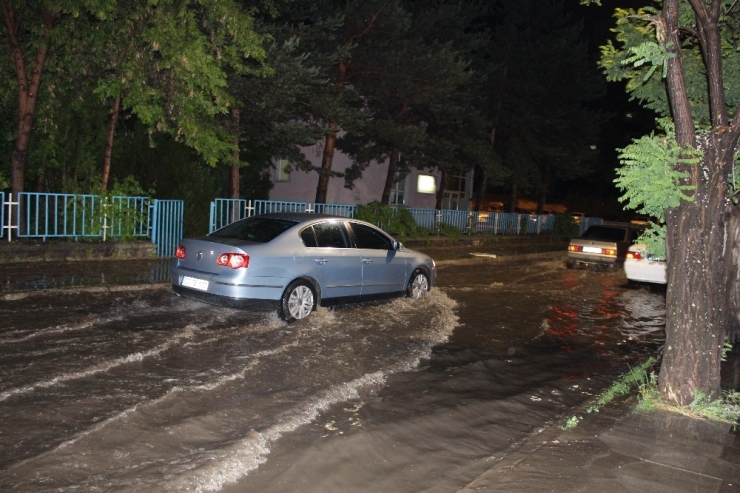 Erzurum’da Şiddetli Yağış Sonrası Yollar Göle Döndü