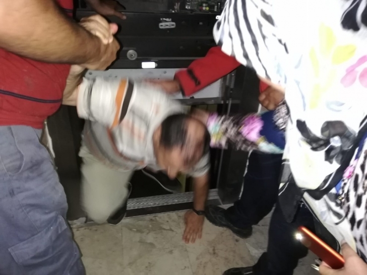 Burhaniye’de Asansörde Mahsur Kalan Adamı İtfaiye Kurtardı
