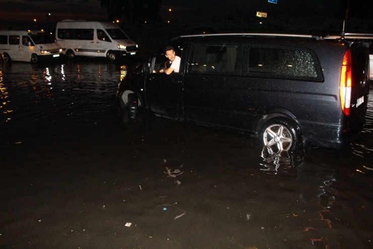 Trabzon’da Şiddetli Yağış Sonrası Yollar Göle Döndü