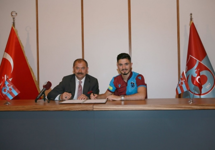 Trabzonspor’da Fıratcan Üzüm İmzayı Attı