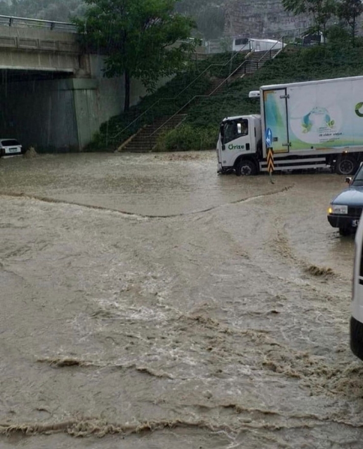 Ankara’da Sel Suları Vatandaşlara Zor Anlar Yaşattı