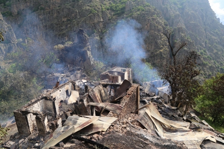 Yusufeli’nde 1 Kişinin Öldüğü 7 Evin Kül Olduğu Yangının Acı Bilançosu Gün Ağarınca Ortaya Çıktı