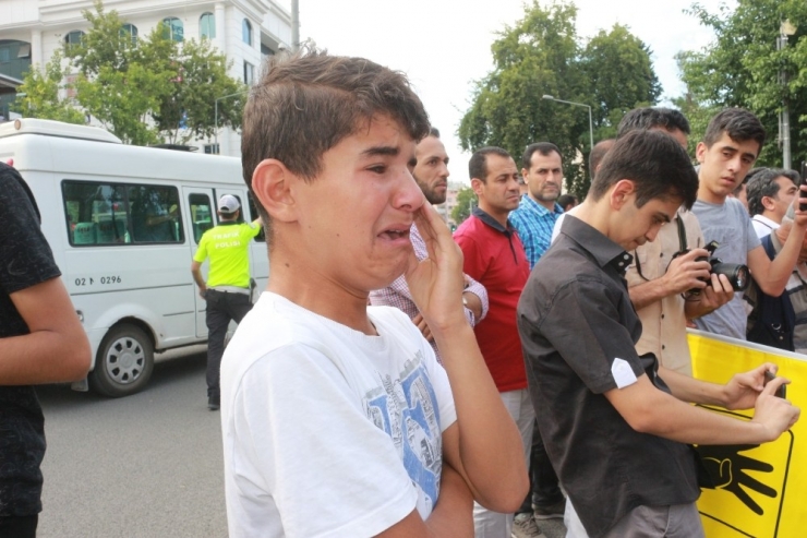 Küçük Çocuk Mursi İçin Hıçkıra Hıçkıra Ağladı